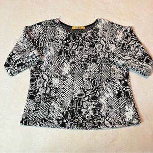 Cotton Innovation Black/White Graphic Top Size S